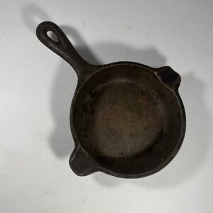 VINTAGE WAGNER WARE NO. 1050 MINIATURE CAST IRON ASHTRAY SKILLET FRY PAN